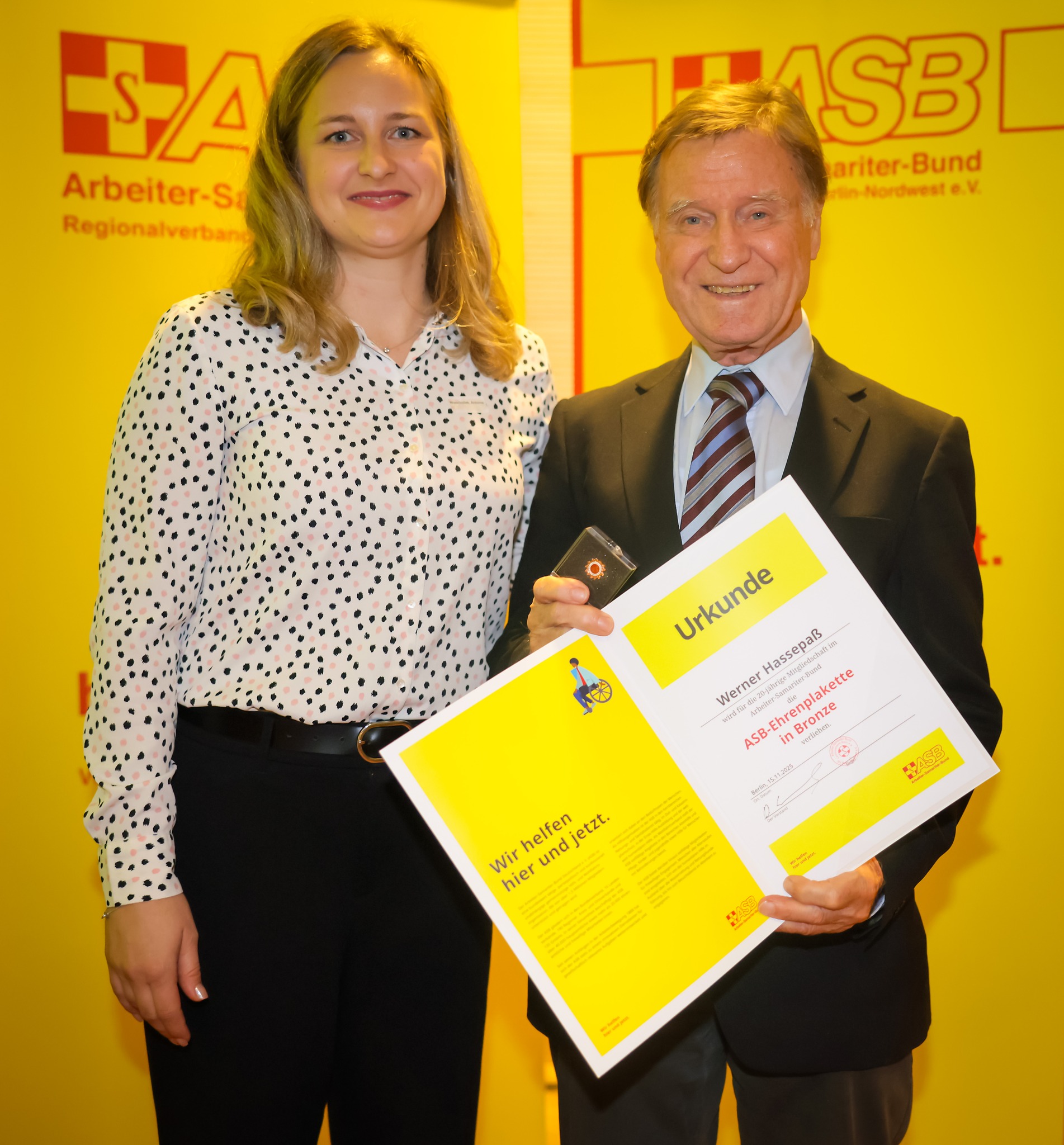 Ehrenplakette des ASB für Werner Hassepass - TiB Sportakrobatik Berlin