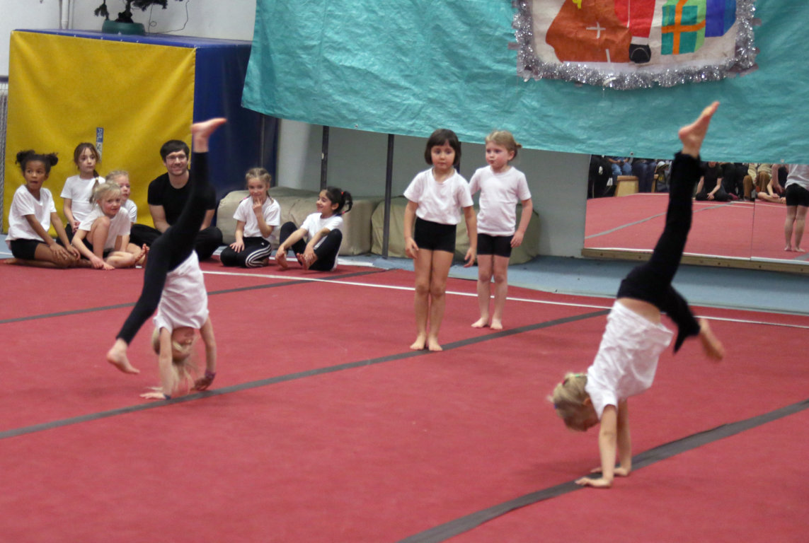 Bühne im Akrobatik-Zentrum bei der Weihnachtsshow 2025